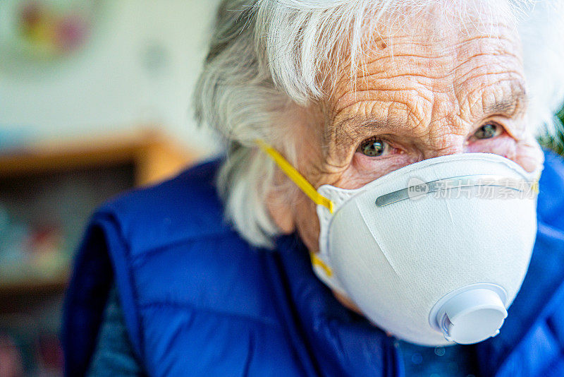 特写一位戴着n95防护口罩的白种老年妇女预防COVID SARS nCoV 19冠状病毒猪流感H7N9流感疾病在寒冷和流感季节